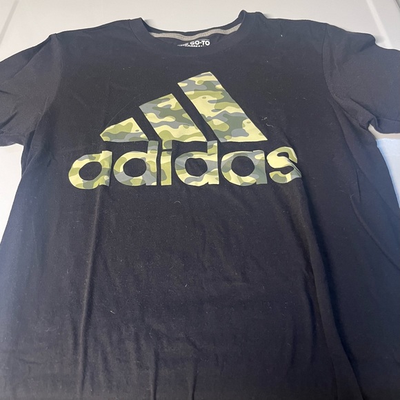 4 ADIDAS boys medium and small T-shirts - 4/$30 - Picture 5 of 6